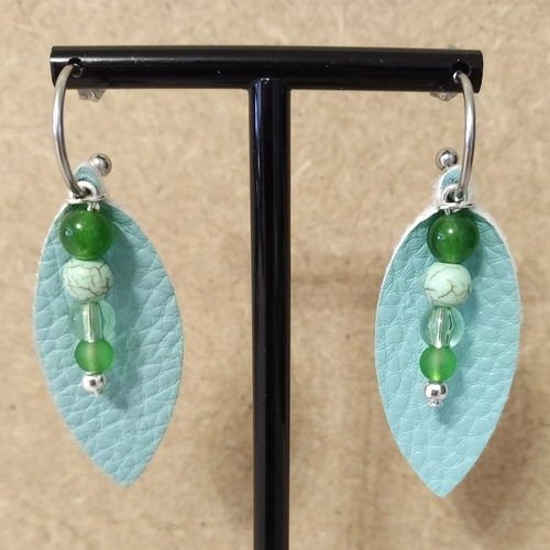 Boucles d'oreille cuir et perles dans les tons verts .