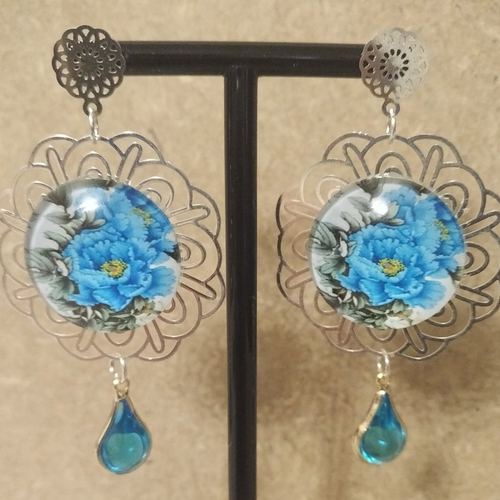 Boucles d'oreille bleu et argent , cabochons et perles en verre bleu , estampes et supports argent .