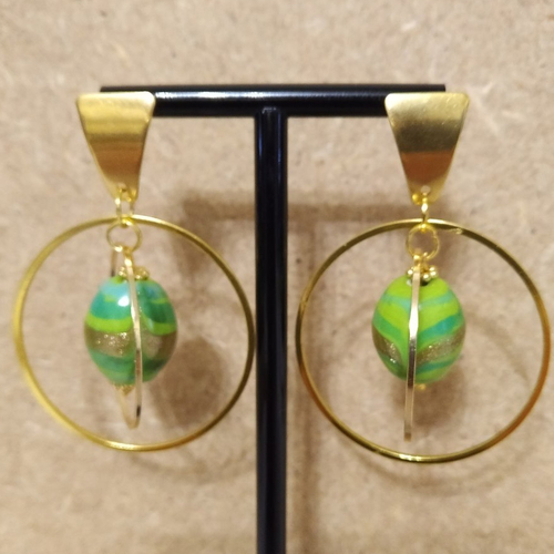 Boucles d'oreille or et perle de verre indien artisanale vert anis et doré .