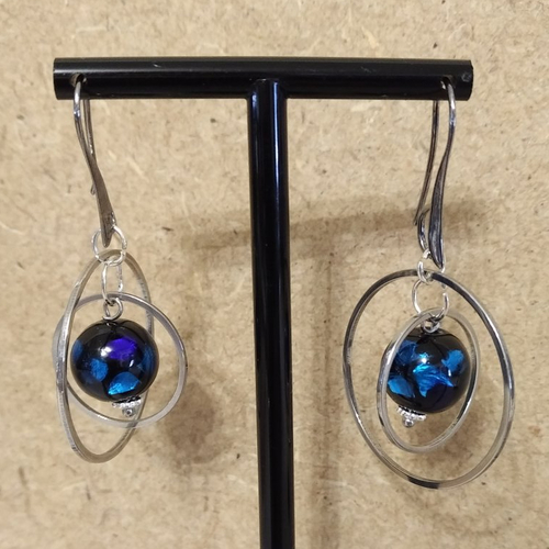Boucles d'oreille perle de verre et argent .