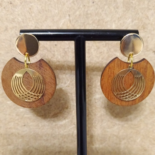 Boucles d'oreille bois de noyer et or .