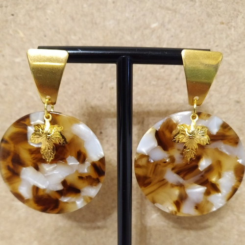 Boucles d'oreille résine couleur marron glacé et blanc nacré et or .