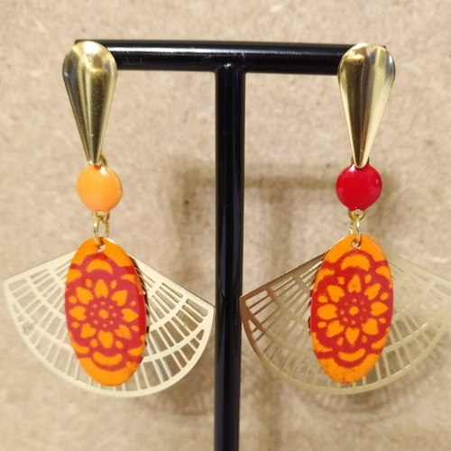 Boucles d'oreille or et sequins faits mains orange et rouge .