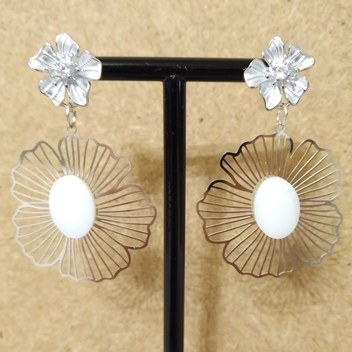 Boucles d'oreille nacre blanche et argent .
