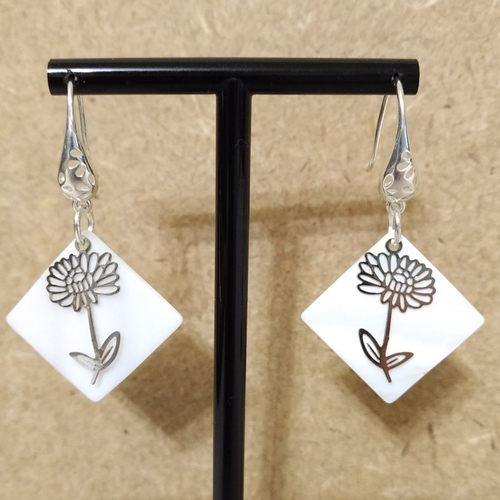 Boucles d'oreille nacre et argent .