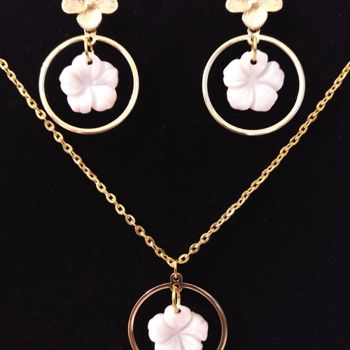 Parure boucles d'oreille et collier nacre et or (acier inoxydable) .
