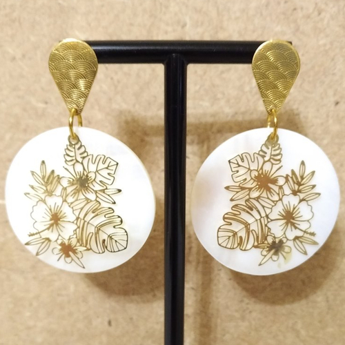 Boucles d'oreille nacre et or .