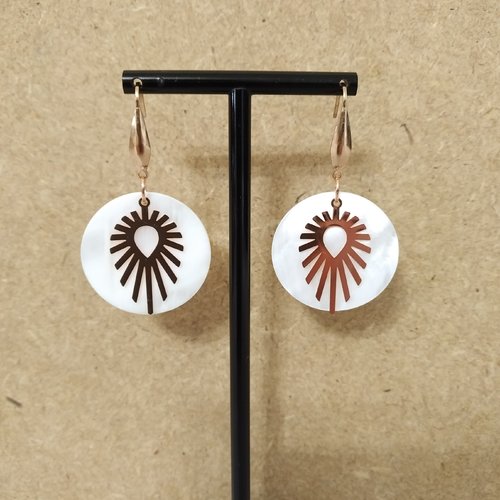 Boucles d'oreille nacre et or rose (acier inoxydable) .