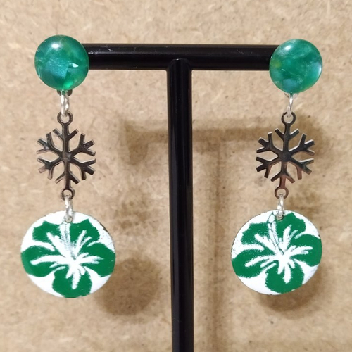 Boucles d'oreille sequins émaillés faits main vert et blanc , supports cabochons verts et pendentifs flocons argent .