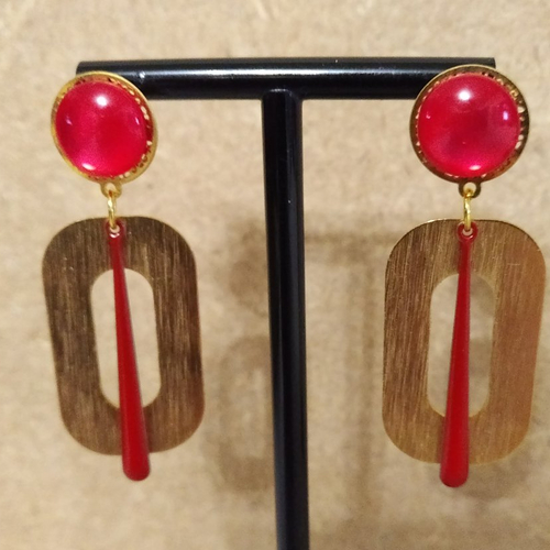 Boucles d'oreille supports cabochons , pendentifs rectangles évidés or strié et sequins émaillés rouge .