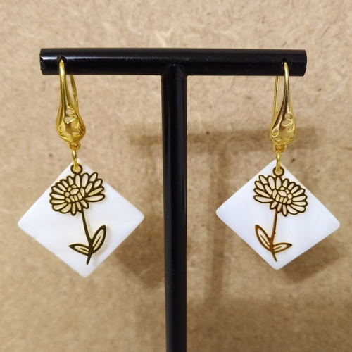 Boucles d'oreille nacre blanche carrée , estampe fleur et support acier inoxydable couleur or .