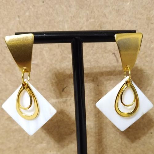 Boucles d'oreille nacre blanche carrée et pendentifs gouttes en acier inoxydable couleur or .