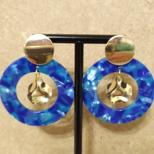 Boucles d'oreille résine ronde évidée bleue , support et pendentif en acier inoxydable couleur or .