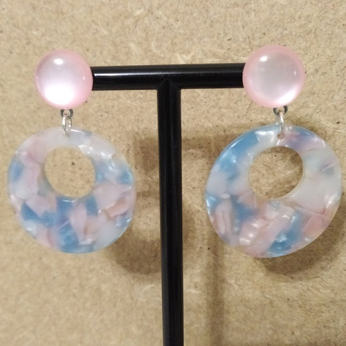 Boucle d'oreille résine bleue et rose .