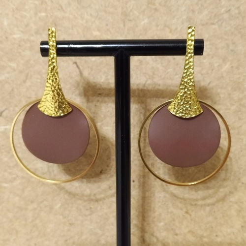 Boucles d'oreille pendentif sequin marron , anneau et support or .