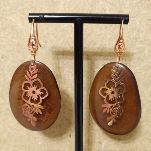 Boucles d'oreille tagua (ivoire naturel) marron et or rose .