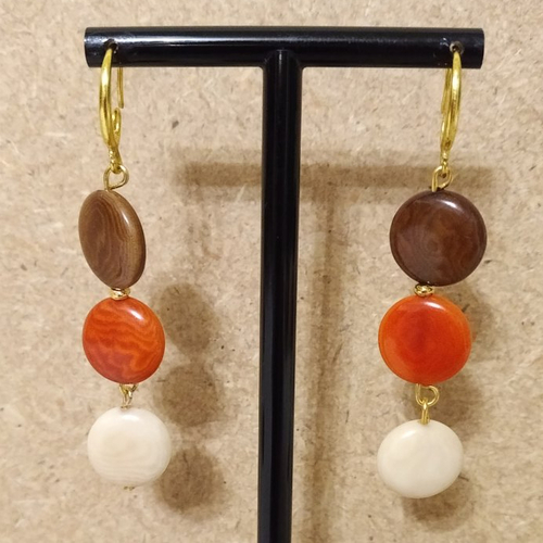 Boucles d'oreille tagua (ivoire naturel) ivoire , orange , marron , support couleur or .