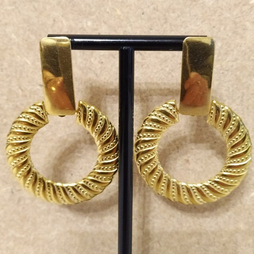 Boucles d'oreille pendentif acier inoxydable couleur or .