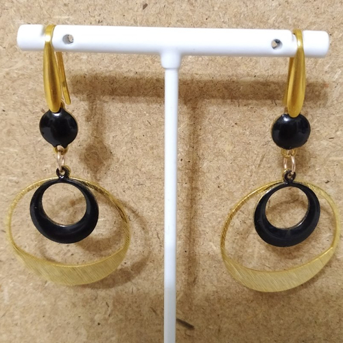 Boucles d'oreille sequin émaillé fait main noir , pendentif et support couleur or .