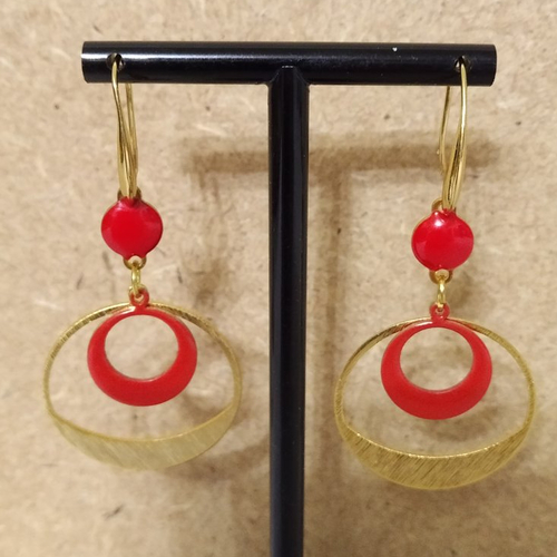 Boucles d'oreille sequin émaillé fait main rouge , pendentif et support couleur or .