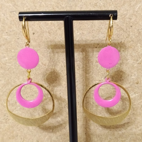 Boucles d'oreille sequin émaillé fait main rose fuchsia , pendentif et support couleur or .