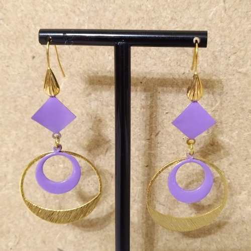 Boucles d'oreille sequin émaillé fait main lilas , pendentif et support crochet couleur or .