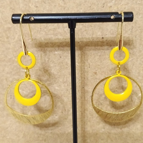 Boucles d'oreille sequin émaillé fait main jaune doré , pendentif et support crochet couleur or .