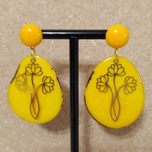 Boucles d'oreille tagua et cabochon résine mandarine et estampe couleur or .