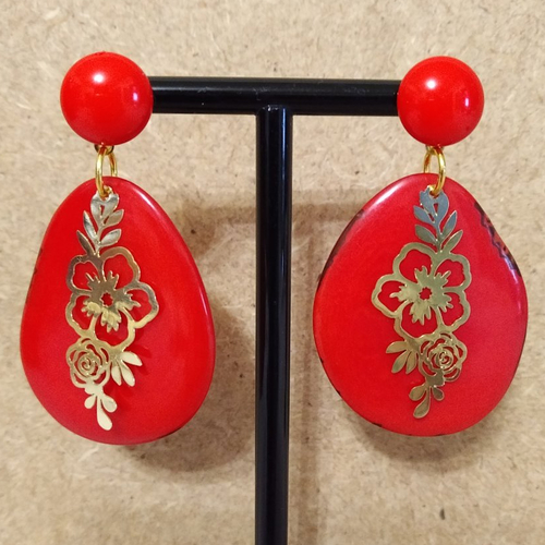 Boucles d'oreille tagua et cabochon résine rouge , estampe couleur or .