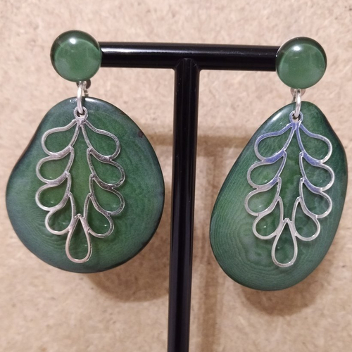 Boucles d'oreille tagua et cabochon vert , estampe couleur argent .