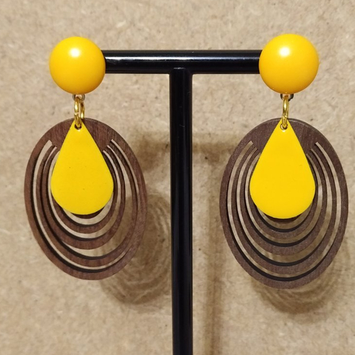 Boucles d'oreille bois de noyer , sequin émaillé fait main et cabochon résine mandarine .