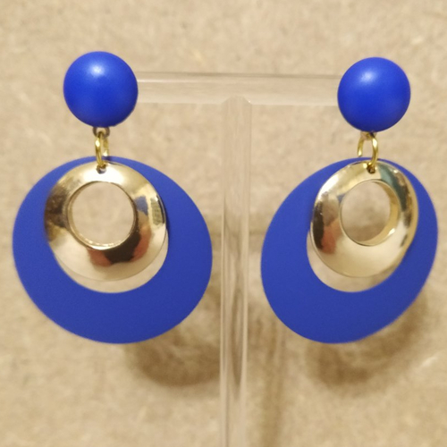 Boucles d'oreilles sequin 1/2 évidé bleu roi , pendentif évidé or et cabochon résine bleue .