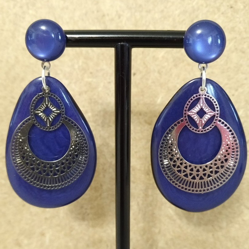Boucles d'oreilles tagua bleu et estampe acier inoxydable couleur argent .