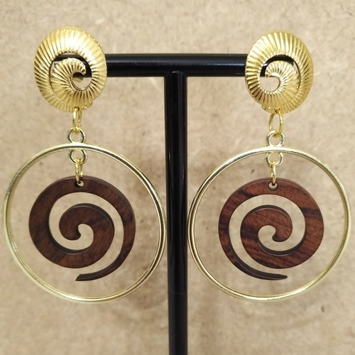 Boucles d'oreilles bois de noyer et acier inoxydable .