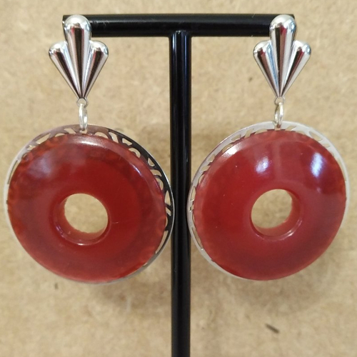 Boucles d'oreilles en verre cornaline et acier inoxydable .