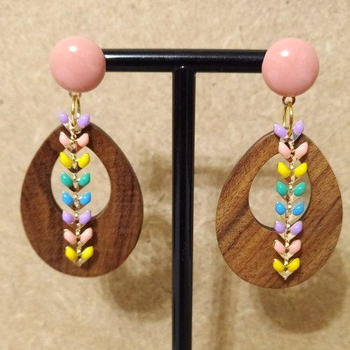 Boucles d'oreilles bois de noyer et chaîne épi multicolore pastel .