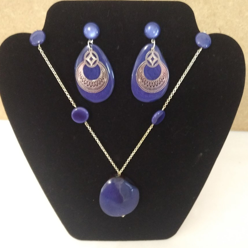 Parure boucles d'oreilles et sautoir en tagua (ivoire végétal) bleu marine .