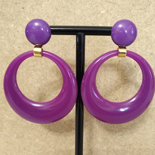 Boucles d'oreilles résine violette .