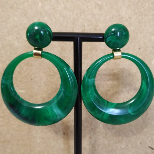 Boucles d'oreilles résine vert bouteille moiré .
