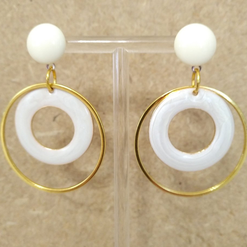 Boucles d'oreilles pendentif rond blanc cassé et acier inoxydable doré .