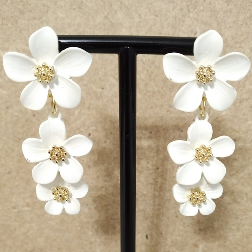 Boucles d'oreilles trio de fleurs blanches .
