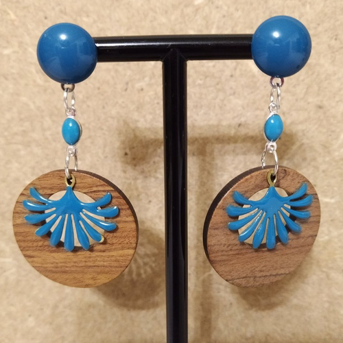 Boucles d'oreilles bois de noyer et sequin émaillé turquoise foncé .