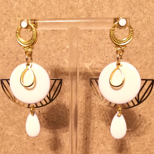 Boucles d'oreilles acier inoxydable doré et sequins émaillés blancs .