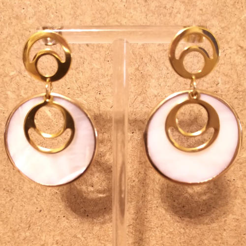 Boucles d'oreilles nacre blanche et acier inoxydable doré .