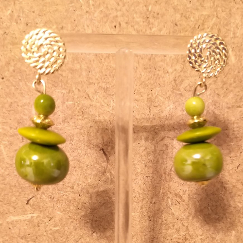 Boucles d'oreilles ivoire végétal et céramique .