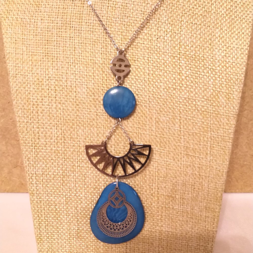 Collier ivoire végétal bleu et acier inoxydable argenté .