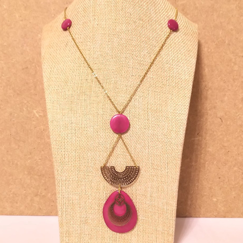 Collier ivoire végétal rose et acier inoxydable doré .