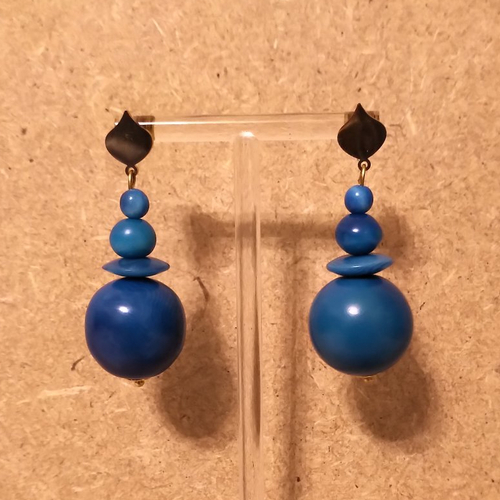 Boucles d'oreilles ivoire végétal artisanal et acier inoxydable doré .