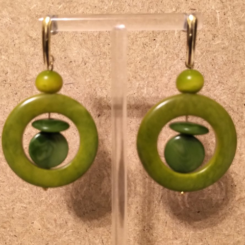 Boucles d'oreilles ivoire végétal vert et acier inoxydable doré .