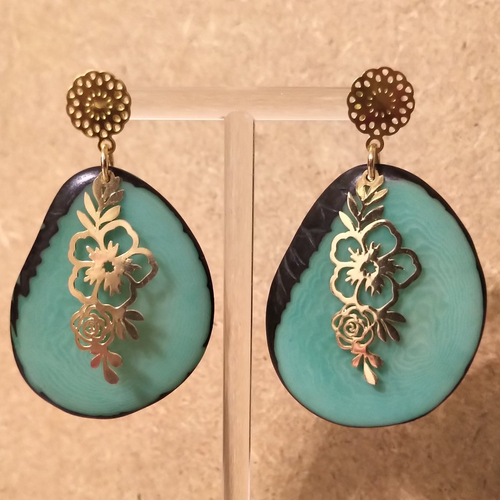 Boucles d'oreilles ivoire végétal et acier inoxydable .